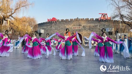 曲阜明古城萬仞宮墻前樂舞迎賓。 人民網(wǎng) 喬姝攝