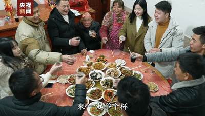 梁順！三年了，你終于帶女朋友回家了！