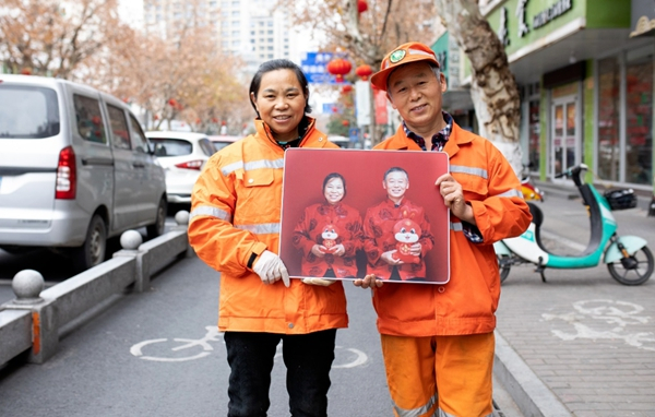 12對環(huán)衛(wèi)工人夫婦，收到特別的新春禮物