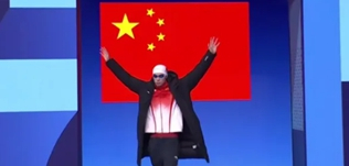 夏天比賽，游泳運(yùn)動員出場為什么穿羽絨服？